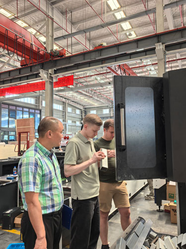 Russian Clients Visit Wuxi Liyang Laser & Witness Excellent Performance of Zero-Tail Pipe Cutting Machine-Laser Cutting Machine | LIYANG Laser from China Russian Clients Visit Wuxi Liyang Laser & Witness Excellent Performance of Zero-Tail Pipe Cutting Machine-Laser Cutting Machine | LIYANG Laser from China