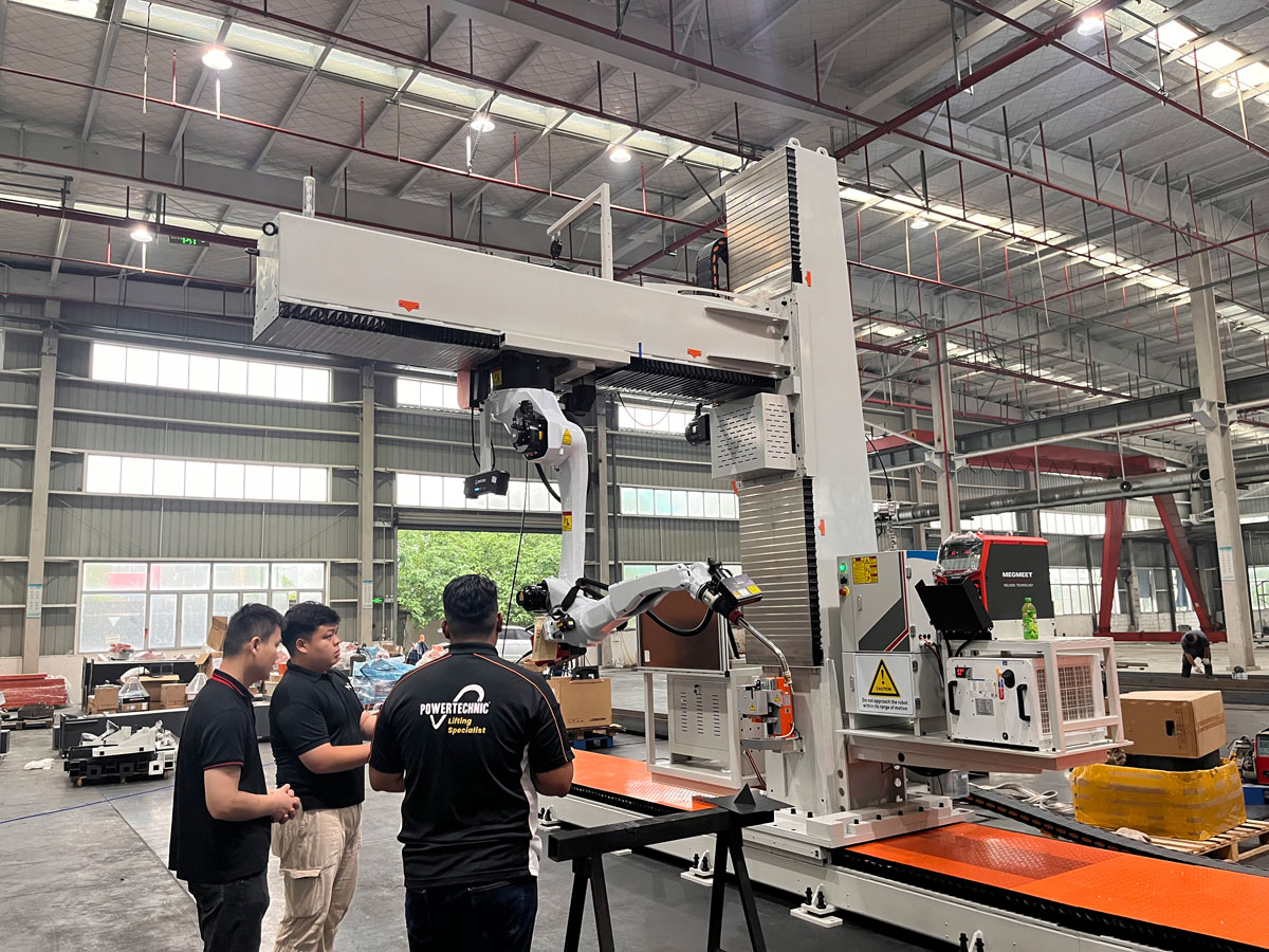 Malaysian clients visit LEYOUNG Laser to inspect the 9-axis cantilever intelligent welding robot workstation.-Laser Cutting Machine | LIYANG Laser from China Malaysian clients visit LEYOUNG Laser to inspect the 9-axis cantilever intelligent welding robot workstation.-Laser Cutting Machine | LIYANG Laser from China