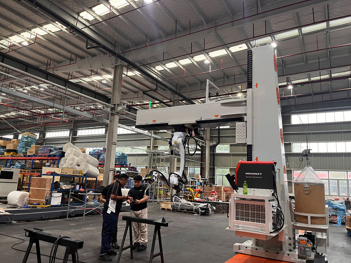 Malaysian clients visit LEYOUNG Laser to inspect the 9-axis cantilever intelligent welding robot workstation.-Laser Cutting Machine | LIYANG Laser from China Malaysian clients visit LEYOUNG Laser to inspect the 9-axis cantilever intelligent welding robot workstation.-Laser Cutting Machine | LIYANG Laser from China