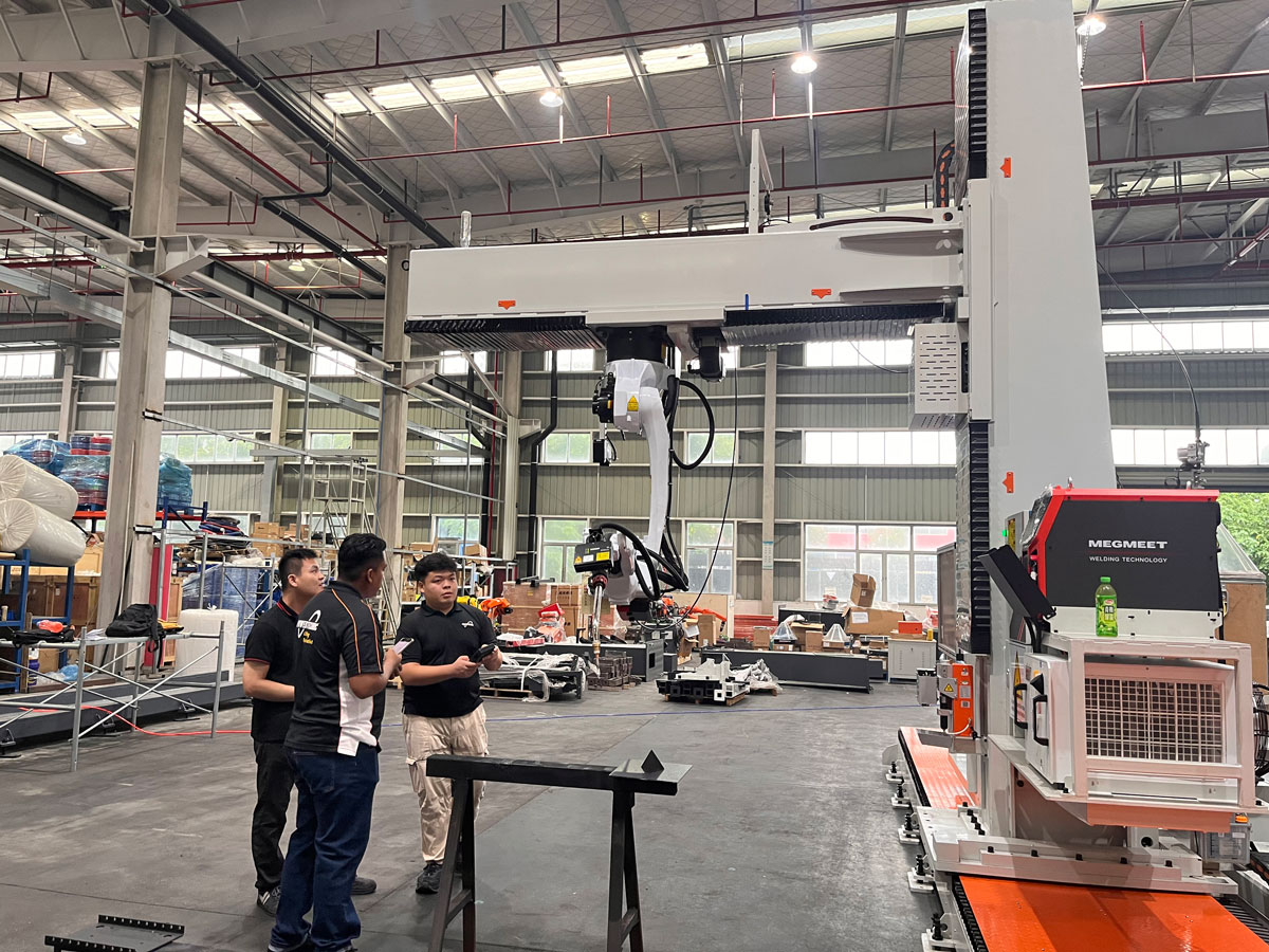 Malaysian clients visit LEYOUNG Laser to inspect the 9-axis cantilever intelligent welding robot workstation.-Laser Cutting Machine | LIYANG Laser from China Malaysian clients visit LEYOUNG Laser to inspect the 9-axis cantilever intelligent welding robot workstation.-Laser Cutting Machine | LIYANG Laser from China