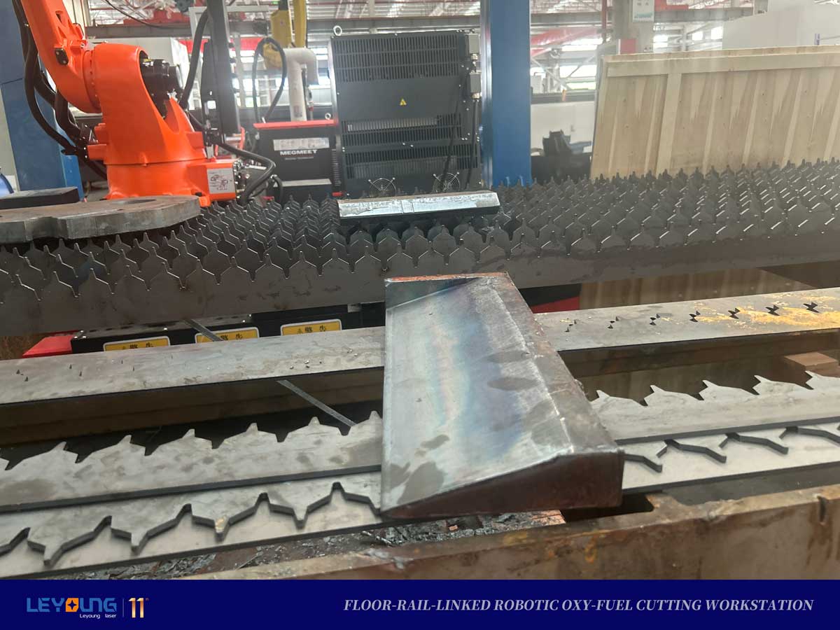 Ground-Rail Linked Robotic Flame Cutting Workstation Intelligent K-Groove Cutting Solution for 20–100mm Thick Carbon Steel Plates-Laser Cutting Machine | LIYANG Laser from China Ground-Rail Linked Robotic Flame Cutting Workstation Intelligent K-Groove Cutting Solution for 20–100mm Thick Carbon Steel Plates-Laser Cutting Machine | LIYANG Laser from China